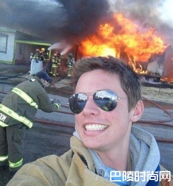 男子却一脸微笑的进行自拍