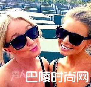 c两名女子正在进行自拍