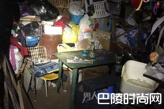 女子和两个孩子被关在这个由瓦楞铁、木头和纸板盒搭建的屋子里