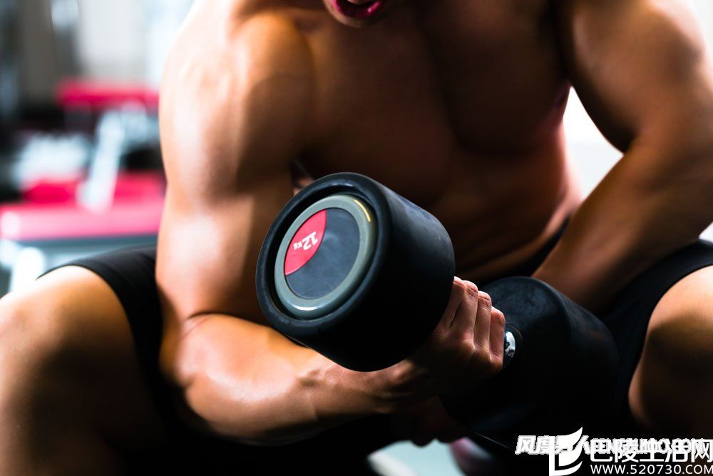 哑铃练胸肌