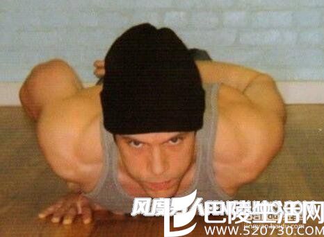 单臂俯卧撑 单臂俯卧撑