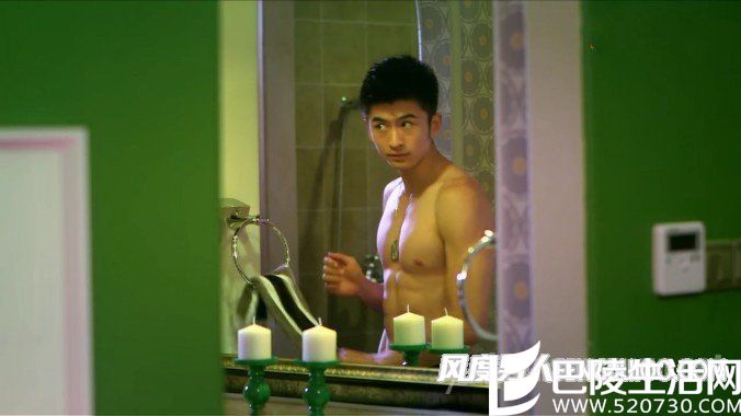张云龙对镜秀身材 张云龙对镜秀身材