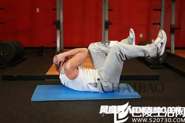 背部紧贴地面 背部紧贴地面