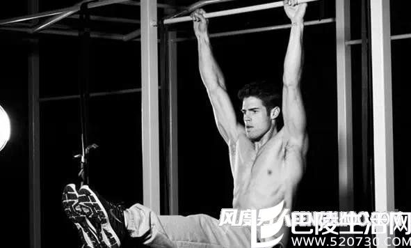 悬挂直膝抬腿