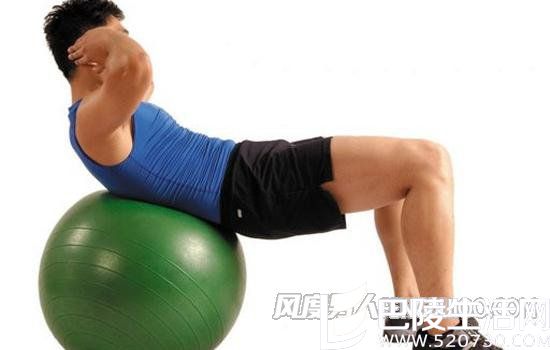 健身球卷腹