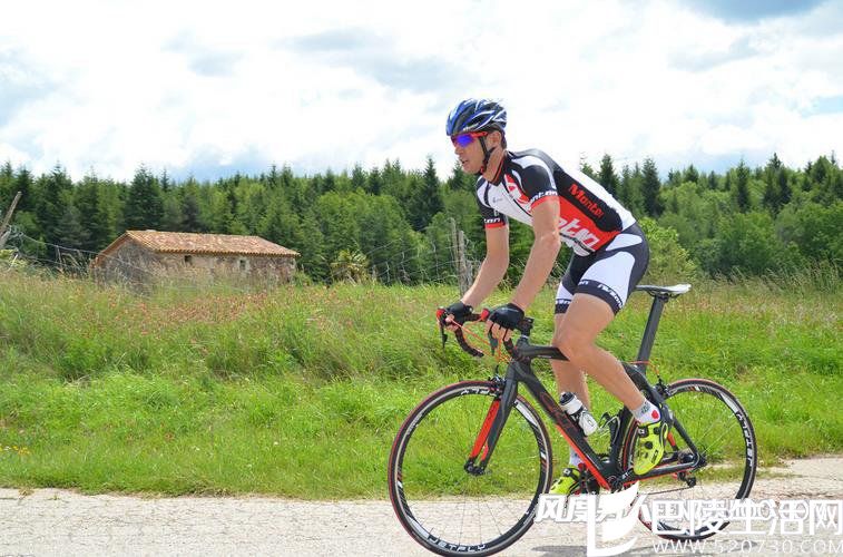 男人骑自行车 男人骑自行车