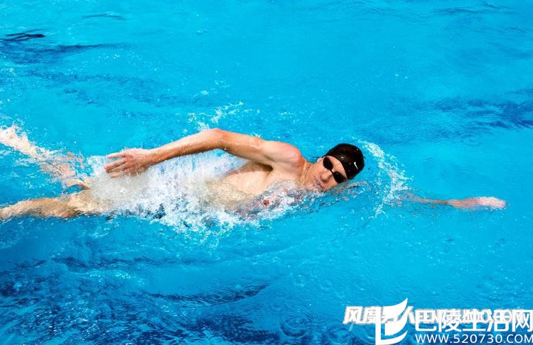 男人游泳 男人游泳