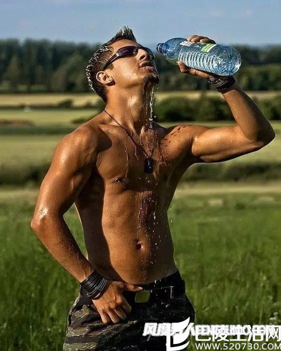 男人喝水 男人喝水