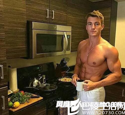 肌肉男煮饭