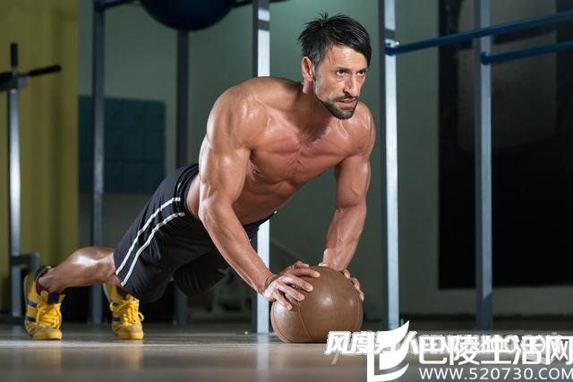 男人练胸肌