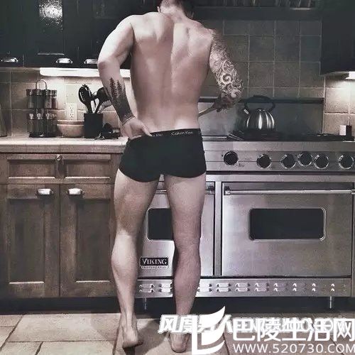 肌肉男煮饭 肌肉男煮饭