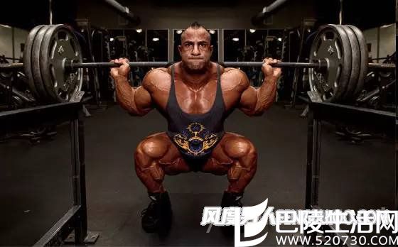 男人练杠铃深蹲的好处