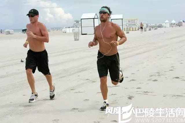 沙滩跑步 沙滩跑步