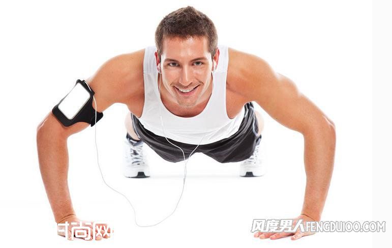 男人做俯卧撑