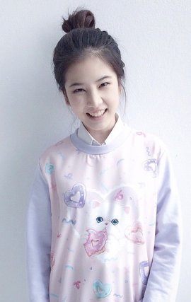 苼楠塔茬·塔纳潘披散照片