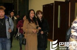 郑爽紧挽妈妈现身活动似姐妹 演员郑爽的家庭背景揭秘