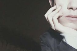 易烊千玺树上自拍 微博搞怪自拍集合