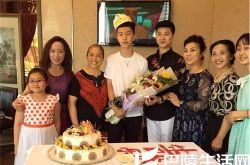 范冰冰弟弟庆生照曝光颜值高 那些明星的高颜值家人