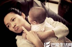 章子怡飞机上视频女儿引争议 章子怡女儿醒醒近照曝光
