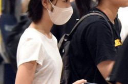 娱乐圈再添一枚纸片人 周冬雨现身机场瘦堪比郑爽