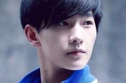 岳云鹏与杨洋合影PK颜值 网友惊呼:没有对比就没有伤害啊 