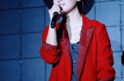 周笔畅的歌笔记引发大合唱 广州演唱会粉丝很疯狂 