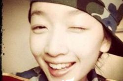 周冬雨军训素颜照曝光 遵守学校规定并无特权 