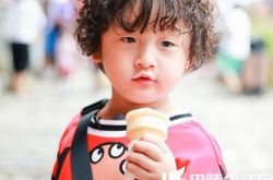 拳王邹市明儿子轩轩图片 二儿子呆萌不输轩轩 