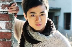 余少群照片帅气无比 表演功力可见一斑 