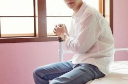 张艺兴手受伤后晒自拍 摆OK手势面露微笑 