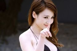 左岩比基尼浴照身材火辣 美女主持人性感诱惑 