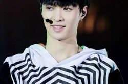 张艺兴摔倒无人扶 小绵羊后台颁奖掉眼泪 