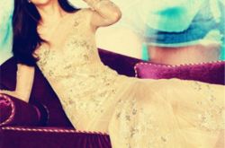 周韦彤再度挑战透视装 着肉色连衣裙大秀美胸翘臀 