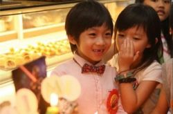 kimi的双胞胎弟弟图片可爱十足 其送弟弟F1方向盘礼物 