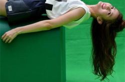 “小林志玲”冯媛甄图片美翻了 邪灵上身挑战下腰后仰飘浮照 