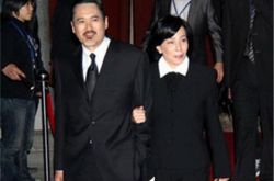 周润发前妻图片露乳沟 活力十足不显老 