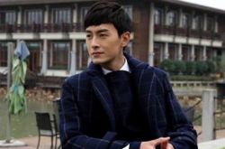 郑元畅肌肉回归 几乎全裸行走闹市 