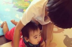 小小志的弟弟图片萌翻众人 Kimi教弟弟爬行显大哥范 