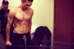 创作歌手周柏豪肌肉图片 烫伤左手仍坚持工作 