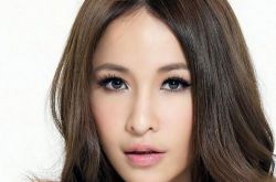 萧亚轩参加跑男 疑现整容后遗症 