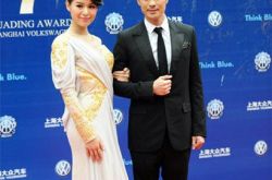 郑嘉颖老婆图片欣赏 人气爆棚遭围堵华鼎奖斩获第一名 