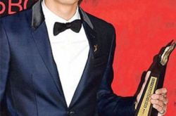 周柏豪现在的女朋友首度公开 领奖发表爱的宣言 