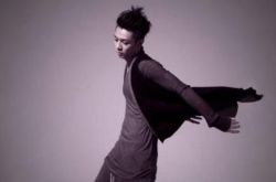 歌手周柏豪图片帅气十足 《妄想症》首映引爆全场 