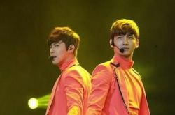 东方神起现场表演惊艳全场 压轴演唱四川跨年晚会！ 