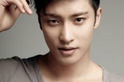 成勋照片出炉 全能男神综艺感十足 