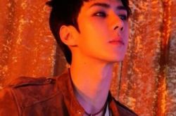 吴世勋耍帅图片遭调侃 失误后尴尬抿嘴偷笑 