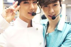 边伯贤张艺兴图片显友爱 Lay被爆料有怪癖引爆笑 