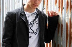 怦然心动男主角照片全放送 昔日萌娃可爱不再令网友惋惜 