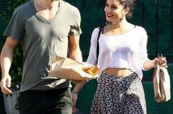 奥斯汀巴特勒前女友现身被拍 帅气型男与女友恩爱如初 