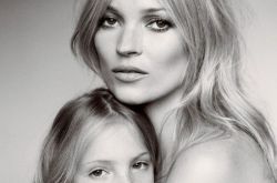 凯特莫斯女儿现身红毯 称母亲令她感到尴尬 